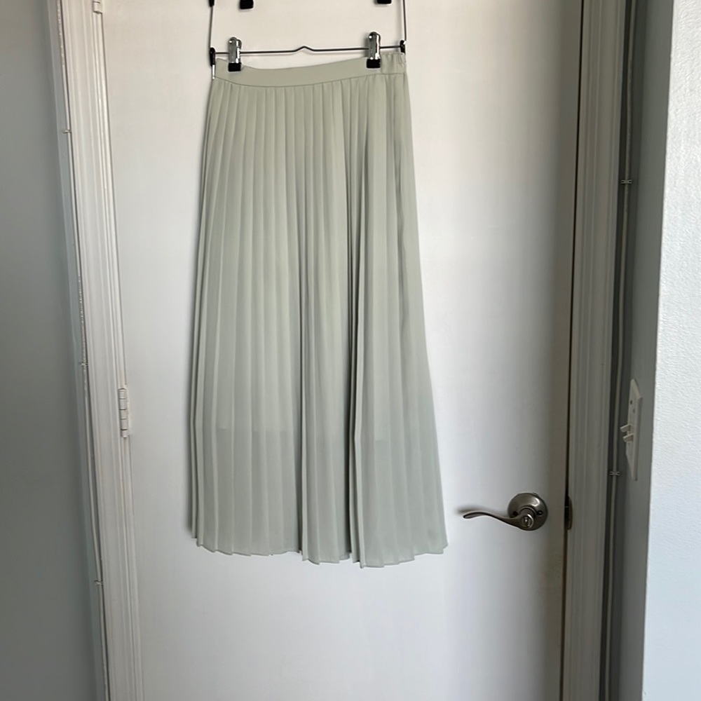 Uniqlo midi pleated skirt